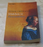 Mädchen in Hyazinthblau